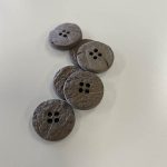 4-huls knap i kokos fv. grå, 20 mm