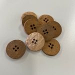 4-huls knap i kokos fv. karamel, 20 mm