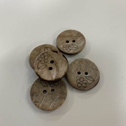 2-huls knap i træ med blomst, 22 mm