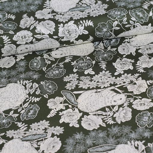 Art Gallery Fabrics Beaver and Bloom Sycamore bomuldspoplin med dyr og blomster