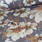 Møbelvelour med blomster på grå bund