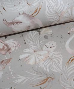 Isoli med flamingoer på lys sand bund