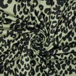 Vævet bomuld i armygrøn med leopardprint