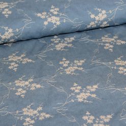 Denim med broderi i lys blå