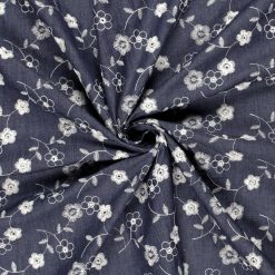 Denim med broderede blomster
