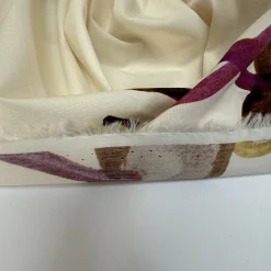 Vævet bomuld i råhvid med print