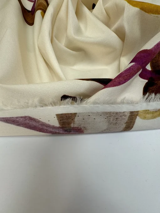 Vævet bomuld i råhvid med print