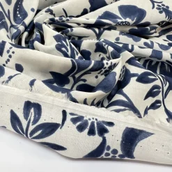 Batiste med blomsterprint i blå/hvid