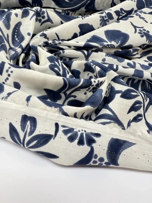 Batiste med blomsterprint i blå/hvid
