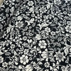 Bomuldspoplin med blomsterprint i sort/hvid