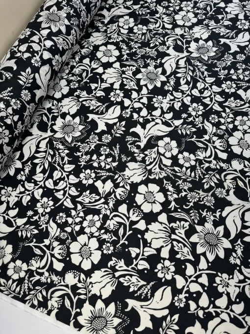Bomuldspoplin med blomsterprint i sort/hvid