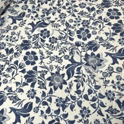 Batiste med blomsterprint i blå/hvid