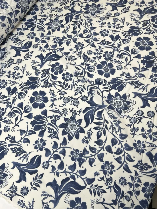 Batiste med blomsterprint i blå/hvid