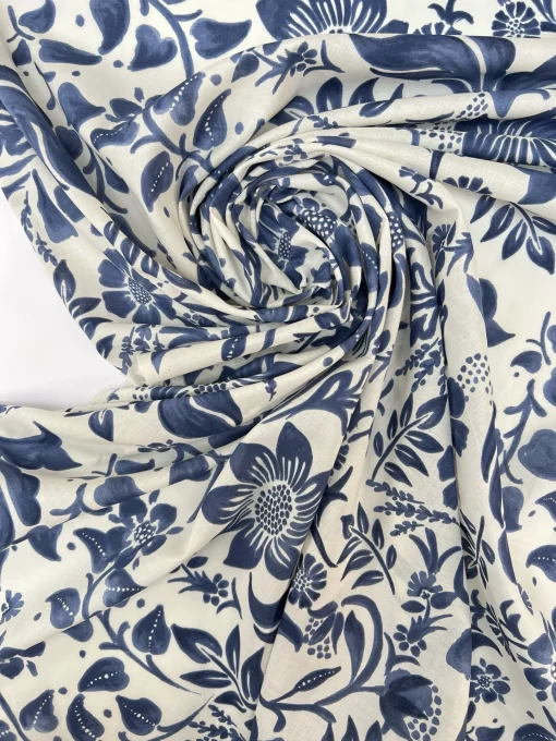 Batiste med blomsterprint i blå/hvid