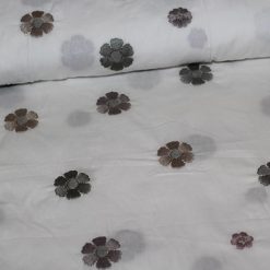 Bomuldspoplin med broderede blomster i brune nuancer