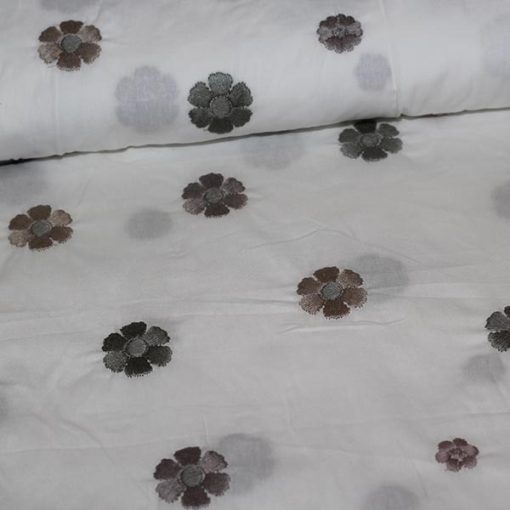 Bomuldspoplin med broderede blomster i brune nuancer