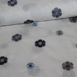 Bomuldspoplin med broderede blomster i blå nuancer