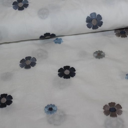Bomuldspoplin med broderede blomster i blå nuancer