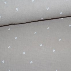 Double gauze i sand med hvide hjerter