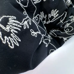 Gabardine i sort med broderi
