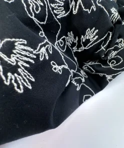 Gabardine i sort med broderi