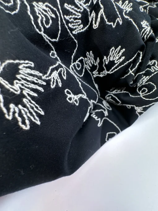 Gabardine i sort med broderi