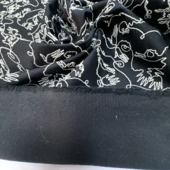 Gabardine i sort med broderi