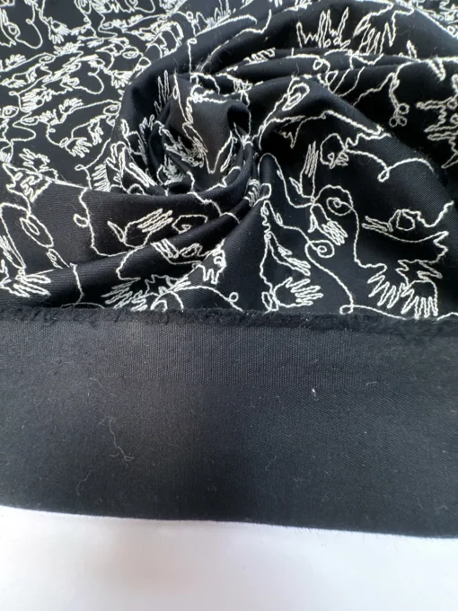 Gabardine i sort med broderi