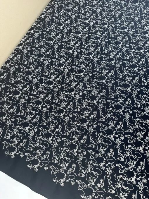 Gabardine i sort med broderi