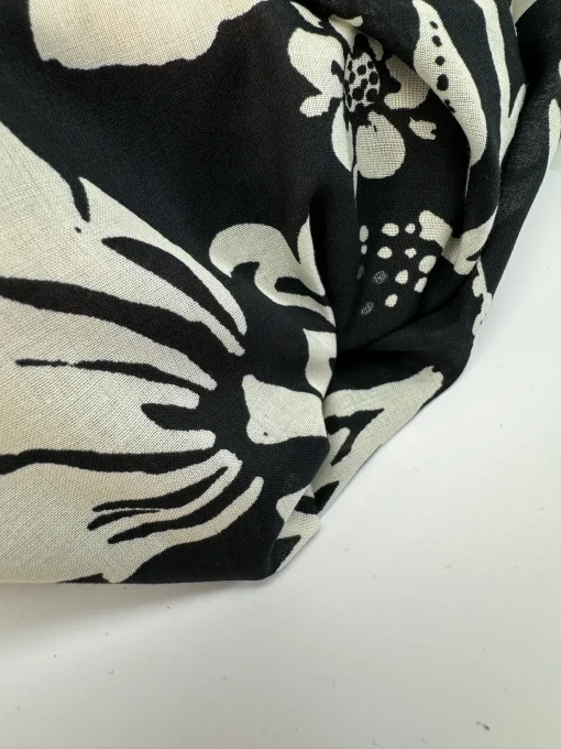 Bomuldspoplin med blomsterprint i sort/hvid