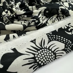 Bomuldspoplin med blomsterprint i sort/hvid