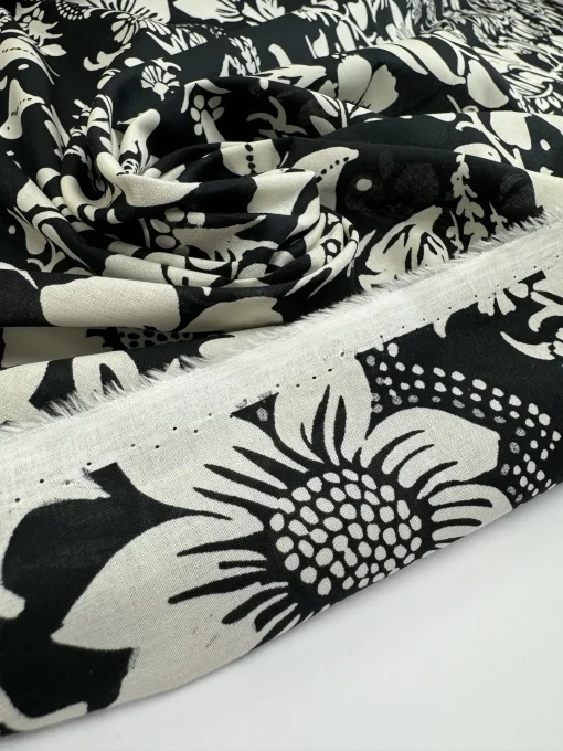 Bomuldspoplin med blomsterprint i sort/hvid