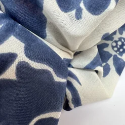 Batiste med blomsterprint i blå/hvid