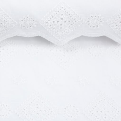 Hvid broderie anglaise med tungekant