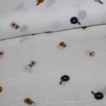 Double gauze med broderede blomster