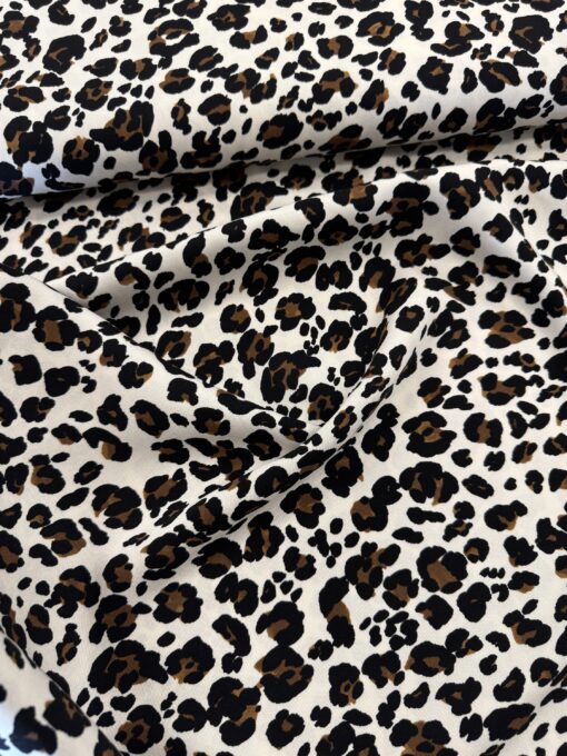 Fastvævet viskose med leopardprint