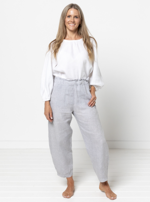 Model iført Style Arc Barry Woven Pant i lys grå hør