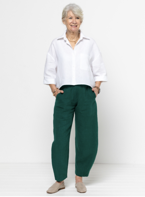 Kvindemodel iført grønne Barry Woven Pants og hvid skjorte