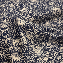 Bomuld med batikprint i blå/sand