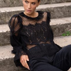 Sort blondebluse med Peter Pan-krave