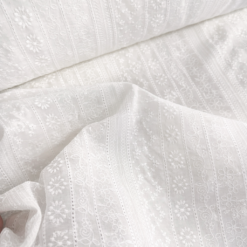 Hvid broderie anglaise med lodret mønster