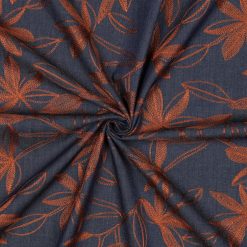 Chambray med broderede blomster