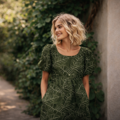 Khaki viskose/hørblanding med broderede blade