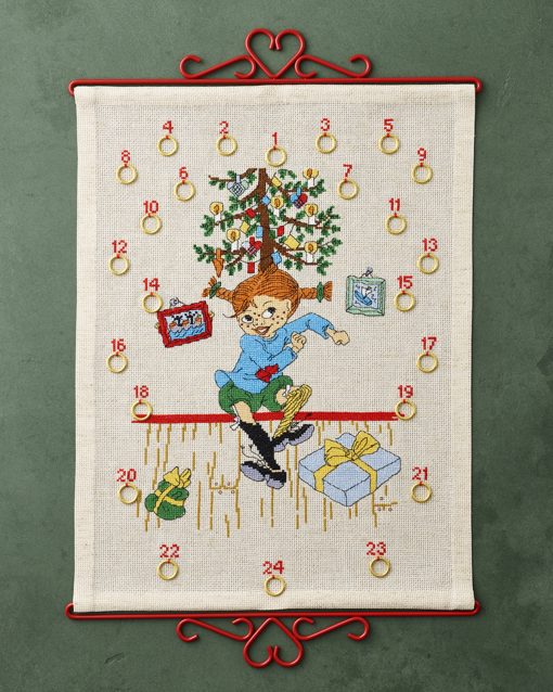 34-5571 Julekalender broderikit - Pippi under juletræet 35x46 cm