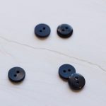 2-hole corozo button fv. indigo night - 11 mm