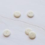 2-hole corozo button fv. creme white - 11 mm