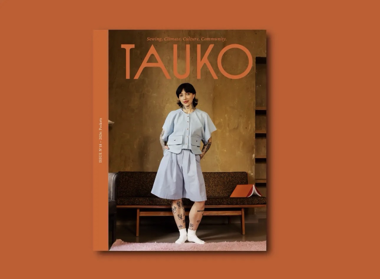 Magasin cover med kvinde i lyseblåt tøj fra Tauko no 18