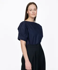 Model iført mørkeblå The Assembly Line Cuff Top og sorte bukser