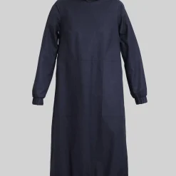 Mørkeblå hoodie kjole med lange ærmer og forlommer.