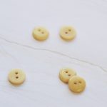 2-hole corozo button fv. Blonde yellow - 11 mm